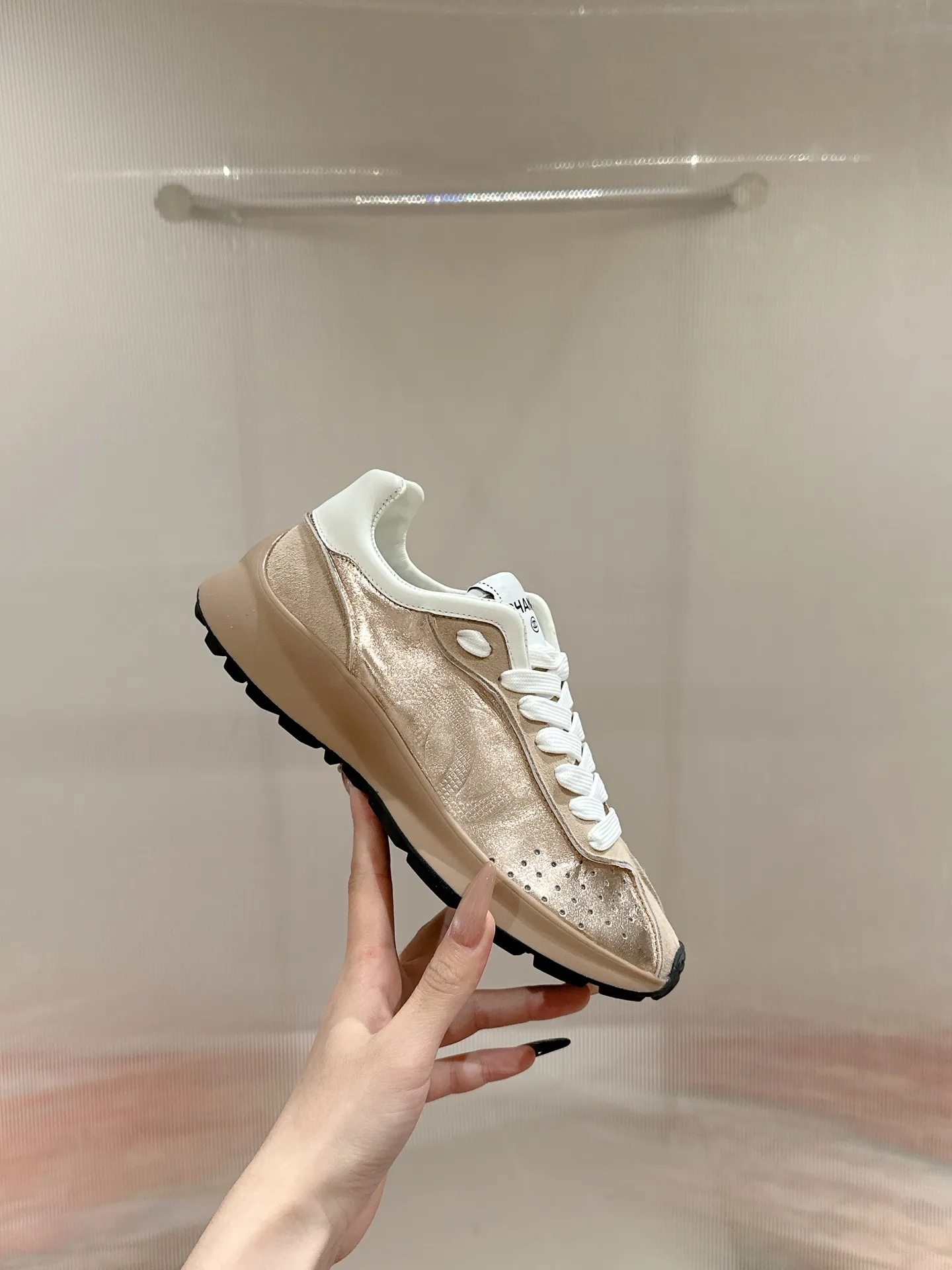 👟👟Ex-factory price 600👟👟 CHANEL Chanel classic sneakers, super internet celebrity series! There are so many Internet celebrities on their feet, and the counter is super popular〰️〰️ The world of Chanel has always been a dream for girls, the simple partition design is a super interpretation of multiple texture effects, the most eye-catching LOGO double C is also my favorite, no matter how you match it on your feet, the effect is completely amazing✔✔✔I must recommend you to buy this one⚡️⚡️Bangladesh environmentally friendly leather upper, original private model TPU outsole The color details are all compared 🆚 at the counter! Perfect presentation with zero color difference ❥ ❥ Every detail is beyond the genuine level! There is no pressure in and out of the counter☑️Number of yards: 35-40